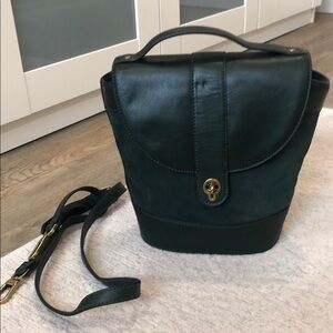 Classic Green Leather Shoulder Bag with Gold Clasp Fossil. Used once!